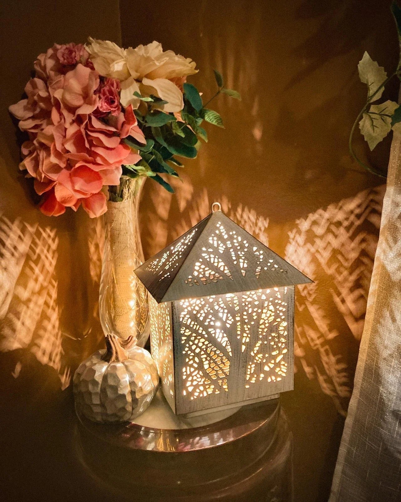 Forest Light Scentsy Warmer and Cocoa Cashmere Scentsy Wax Bar bundle